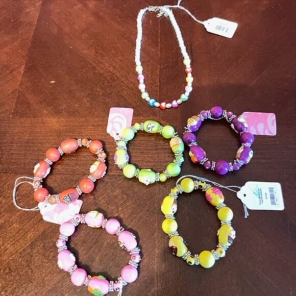 fiona Handmade Cupcake Beaded 5 Bracelets Set For Girls & a heart necklace - Picture 8 of 9